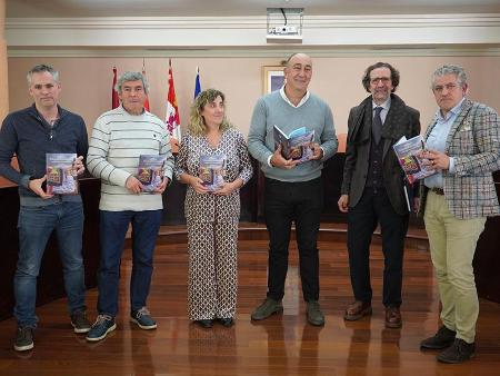 Imagen El libro 'Ritual, tiempo y memoria' publicado por la Diputación y presentado hoy recoge la tradición del Carnaval de Arcones y otras...