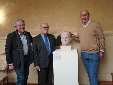 Imagen La familia Linage Conde dona a la Diputación un busto de Antonio Linage Revilla, vicepresidente de la institución durante la II República, esculpido por Emiliano Barral